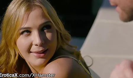 دختر با گچ بر روی پا فيلم سينمايي سكسي دزدان دريايي ، خود را در حمام نوازش می کند