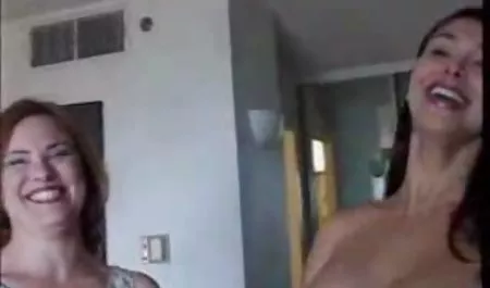 پیشخدمت اغوا کننده اغوا کننده در فیلم های پورن با زیرنویس فارسی توالت