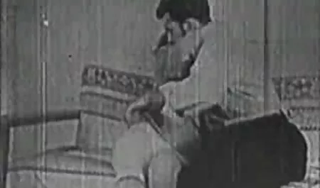 مرد بالغ همسر را در آشپزخانه سرخ می دانلود فیلم سوپر فارسی کند و صورت خود را پایین می آورد